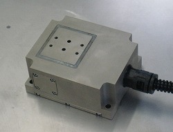 加工機用耐油ピエゾステージ